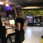 Pärnu Sütevaka Humanitaargümnaasiumi koolinoored on Pärnu keskuse Delices