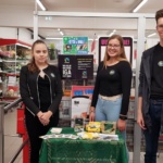 Tamsalu Gümnaasiumi koolinoored on Tamsalu Grossi poes