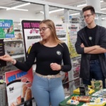 Tamsalu Gümnaasiumi koolinoored on Tamsalu Grossi poes